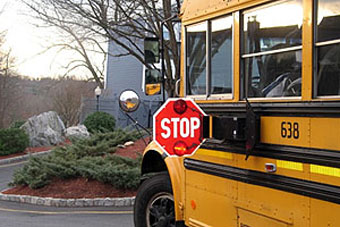 スクールバスがストップサインを出して停車したら必ず停車